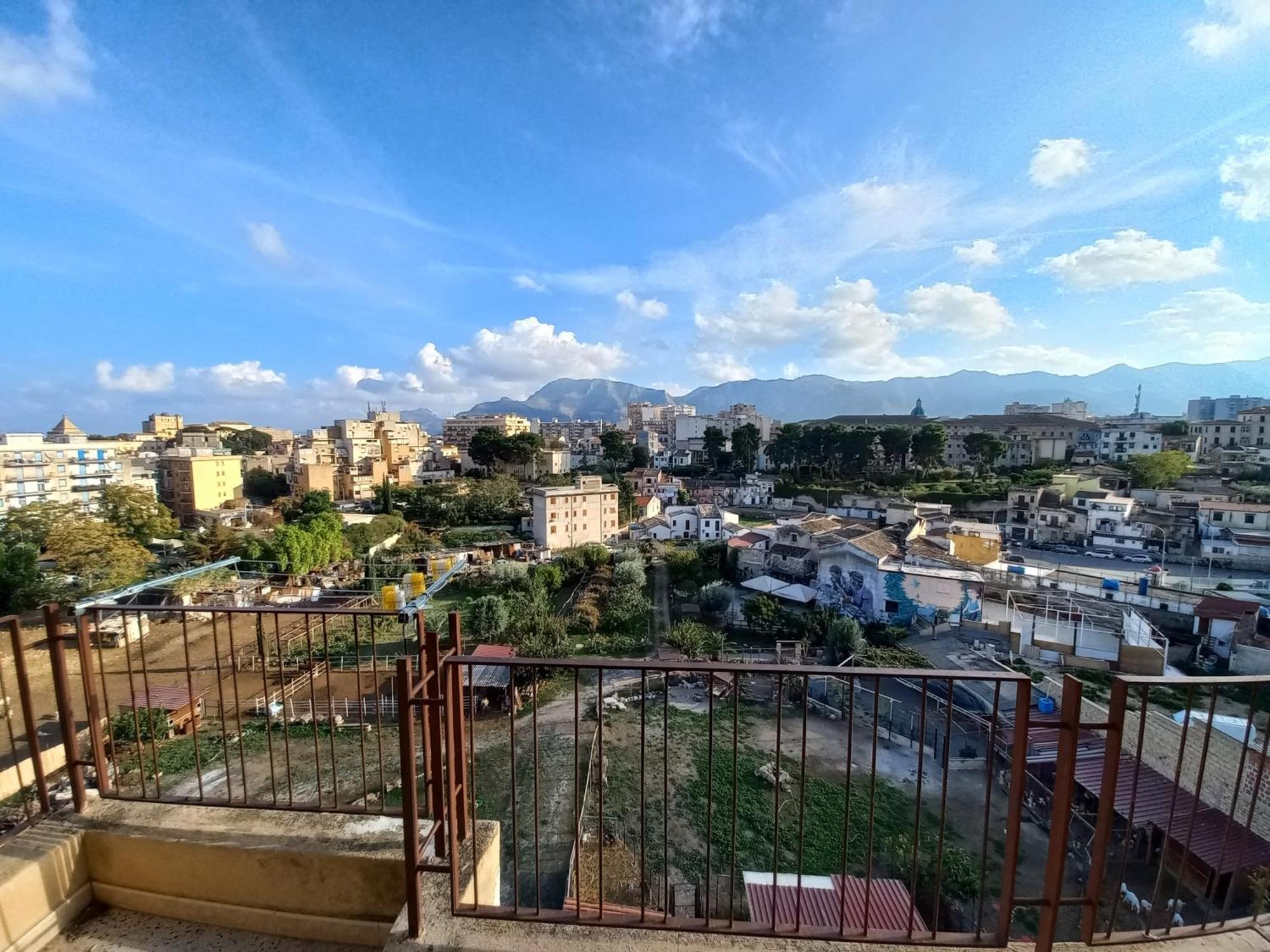 With Mountain View Apartment *
